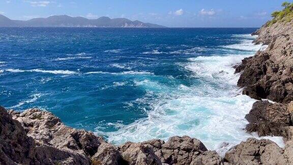 塞弗罗尼亚希腊岛岩石海岸慢动作爱奥尼亚海浪景观4K镜头自然之美与旅游理念