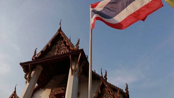 泰国大城府的泰国传统寺庙和泰国国旗