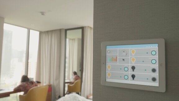 家用自动化控制器应用屏幕展示控制所有家电设备的智能家居理念