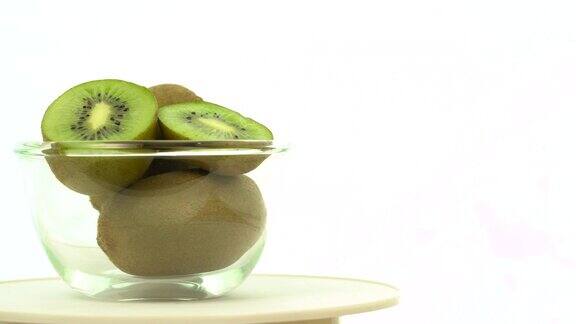 新鲜成熟绿色猕猴桃在旋转碗