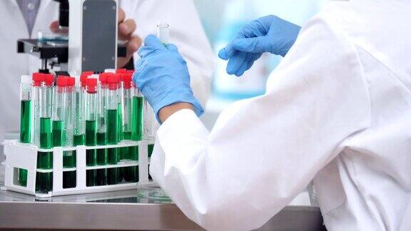 女科学家在实验室使用移液管