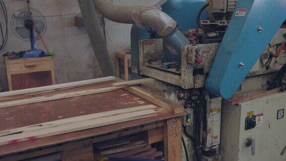 木工车间里复杂的木工机械