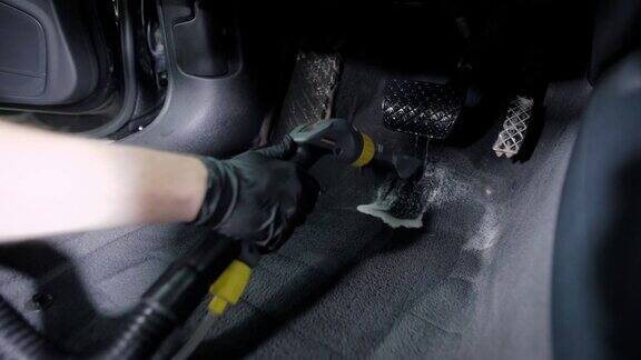 近距离拍摄的主人在手套使用清洗真空吸尘器为汽车的头条