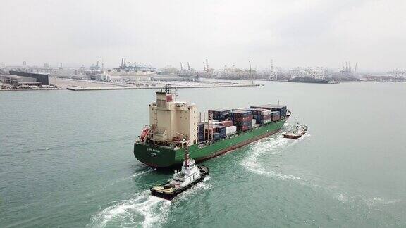 集装箱船货物在港口由船运输