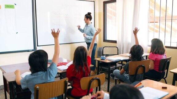 小学教师与学生在教室里工作