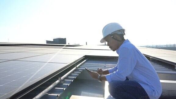 工程检查一块太阳能电池板