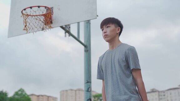 亚洲中国少年在周末早上篮球赛前热身运动\