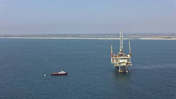 在加利福尼亚的一个海上石油钻井平台
