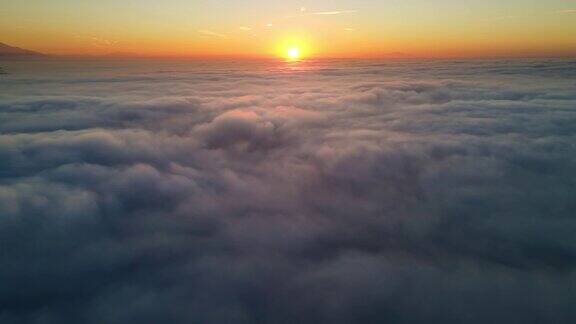 在日出时飞越云层的航拍照片