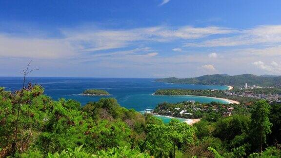 泰国普吉岛的卡隆海滩、卡塔海滩和卡塔诺伊海滩从高处看美丽的碧海蓝天