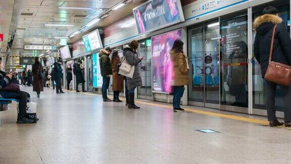 4K时光流逝:一群人走在韩国首尔的人行道上