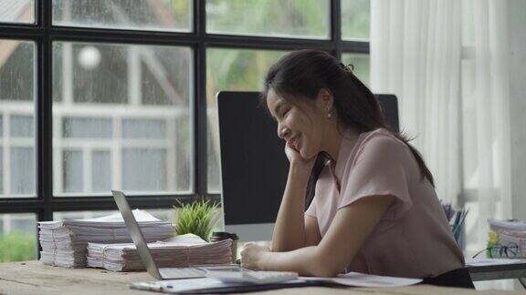 在线商务亚洲女会计在会议中使用笔记本电脑在家工作