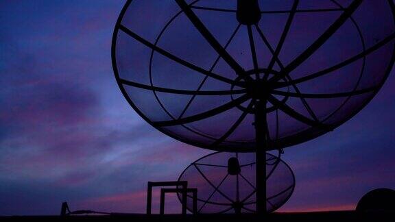 卫星碟形通信技术网络上的黄昏天空日落