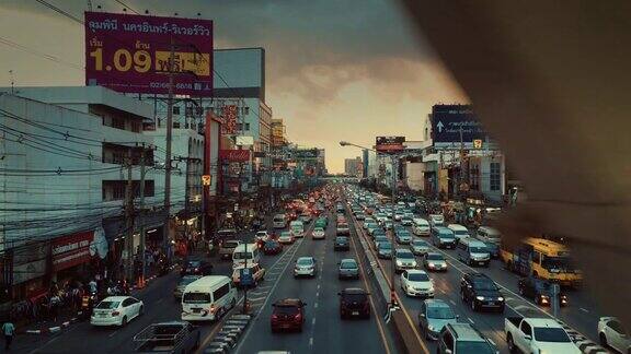 万向节移动黄昏时曼谷的交通