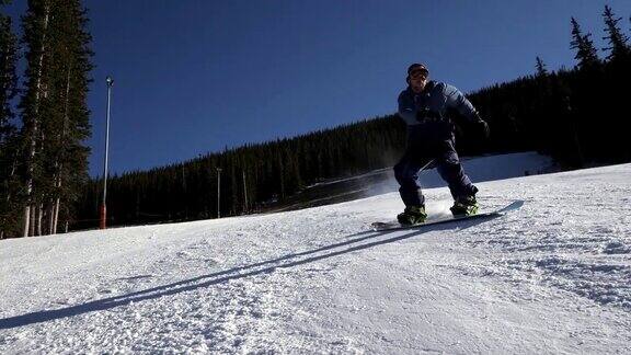 经验丰富的男性滑雪板表演特技接近滑雪跑的结束