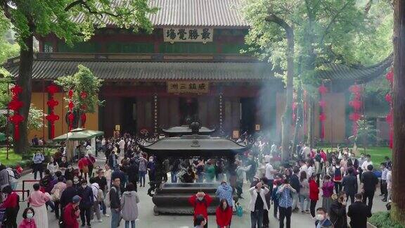 人们在灵隐寺祈福杭州中国