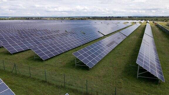 大型可持续发电厂鸟瞰图有许多排太阳能光伏板用于生产清洁电能零排放概念的可再生电力