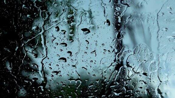 在泰国的雨季雨打在汽车的镜子上