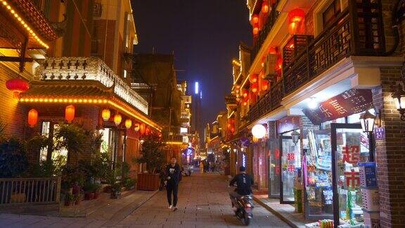 夜间照明长沙古城步行街全景4k中国