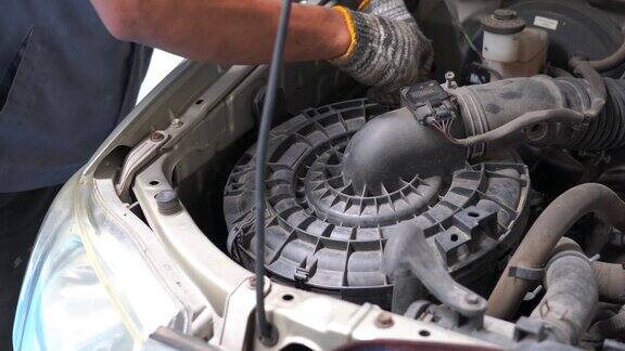 4K电影特写技师在车库更换汽车的空气过滤器
