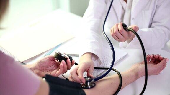 心脏科医生在临床上测量病人的血压