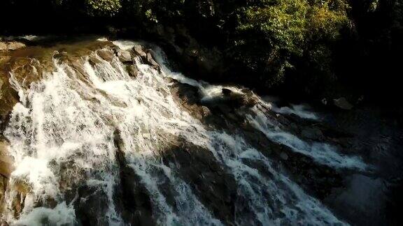 美丽的热带瀑布印尼巴厘岛
