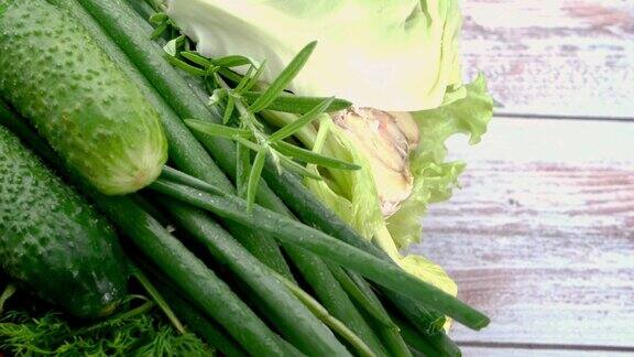 准备蔬菜沙拉卷心菜葱萝卜欧芹香菜莳萝大蒜