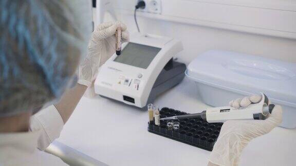 真正的女医学科学家使用微移管分析血液样本