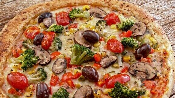 木桌子上的SLOMO素食披萨