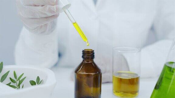 实验室从草药中提取精油
