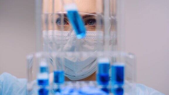 极端近距离的女性研究人员工作在实验室与试管