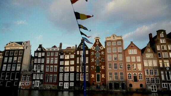 日落时阿姆斯特丹运河附近的建筑物