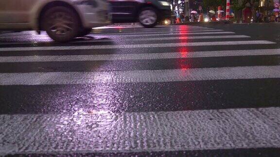 雨夜上海市区交通街道人行横道沥青全景4k中国