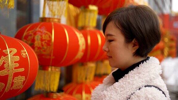 挂灯笼的女人庆祝中国春节