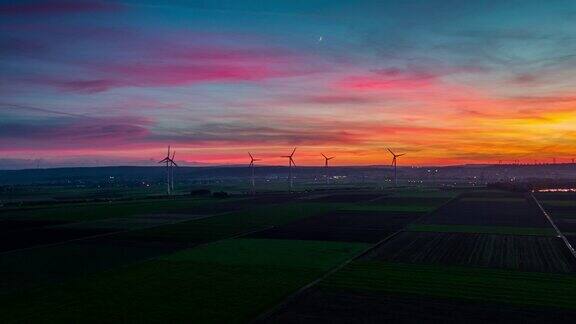 天线:美丽的日落天空下的风力涡轮机