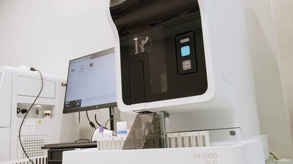 带有试管的血液测试机用计算机设备进行血液测试