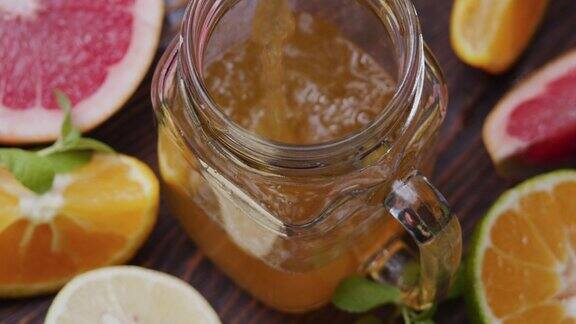 将多种柑橘类果汁倒入玻璃瓶中