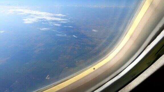 透过飞机窗口看到的地球