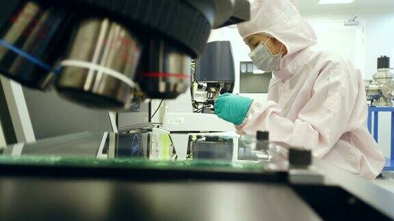 研究人员在实验室使用显微镜