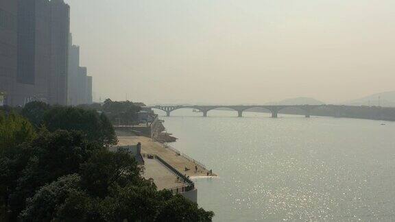 长沙市中心著名的滨江公园湾晴天航拍全景4k中国