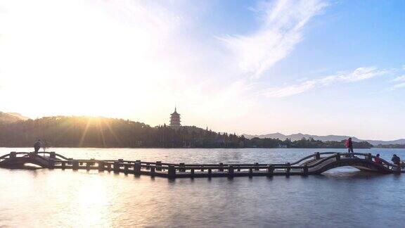 西湖之桥蓝天之塔之山4k