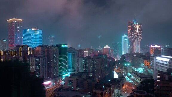 夜间照明飞行飞越澳门城著名酒店区航拍4k中国全景图