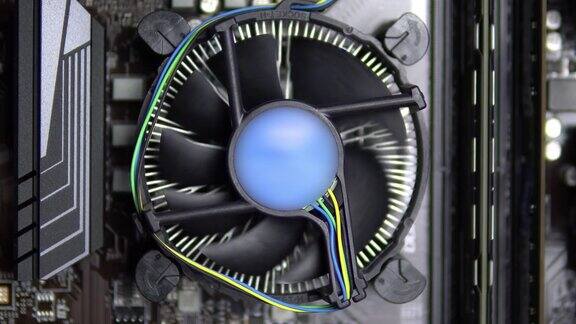 主板上的处理器冷却器正在旋转特写pc上的CPU冷却系统从内部看电脑