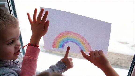 孩子在窗户上画了一道彩虹有选择性的重点孩子