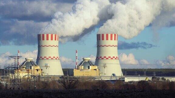 核电站的冷却塔在空气中排放蒸汽