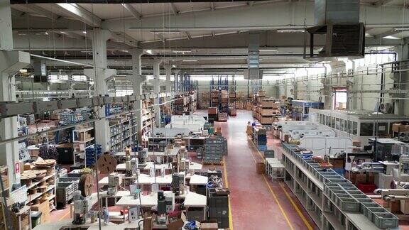 鸟瞰图一个空的工厂与电子工业制造设备