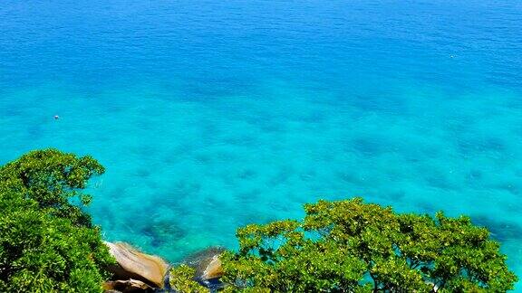 泰国普吉岛美丽的米兰安达曼海绿宝石色的清澈海水