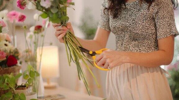 在花店工作的女花匠正在制作花束