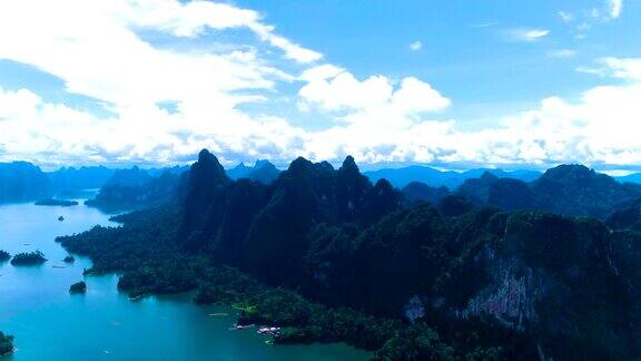 航拍:一个有湖和多云天空的山景全景图