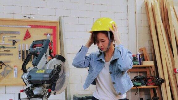 亚洲木匠妇女在开始在木工车间工作前戴着头盔